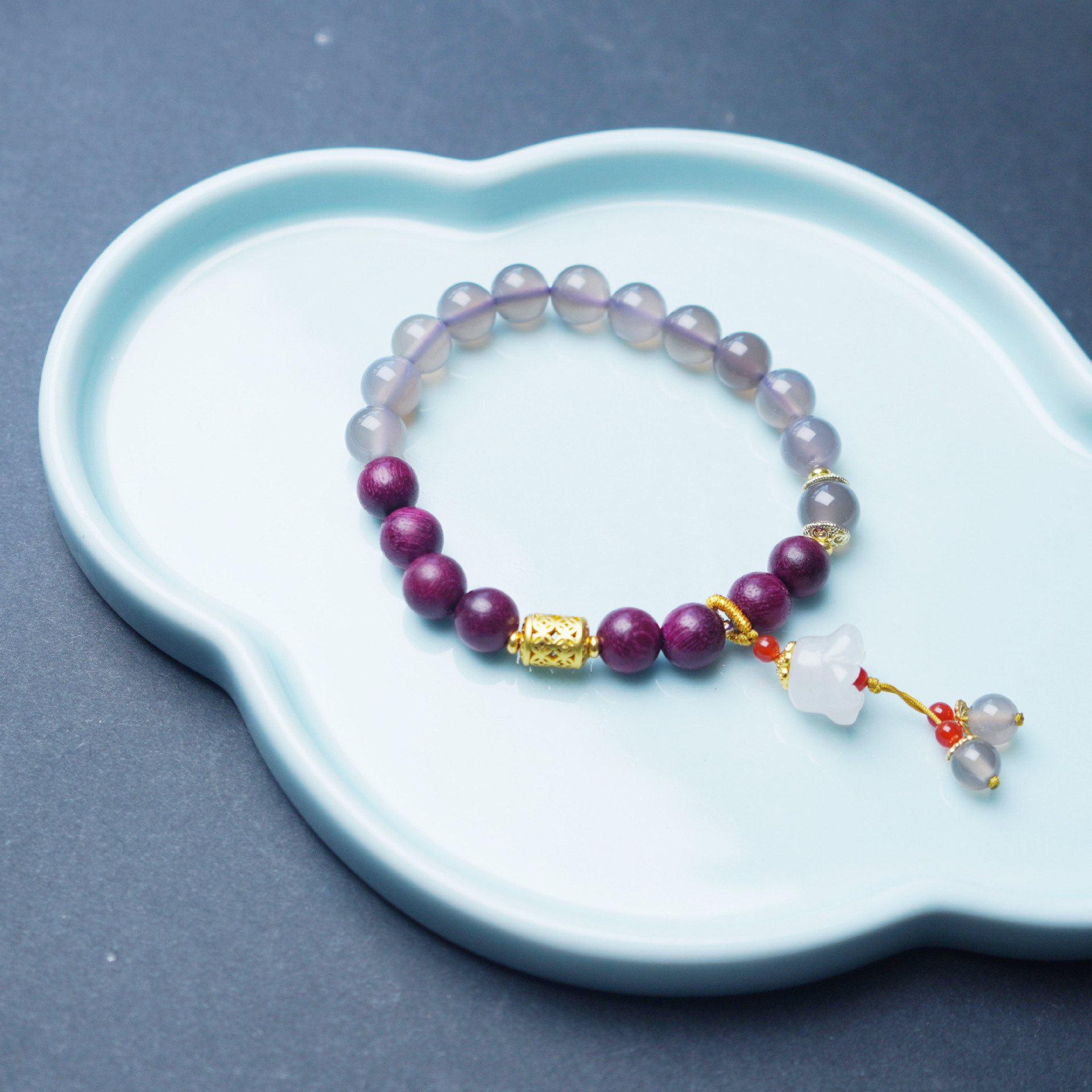 Wholesale of vintage natural grey agate lily of the valley handcrafted bracelets, sandalwood running rings, cultural play Buddhist prayer beads, men's and women's jewelry Application Scenario