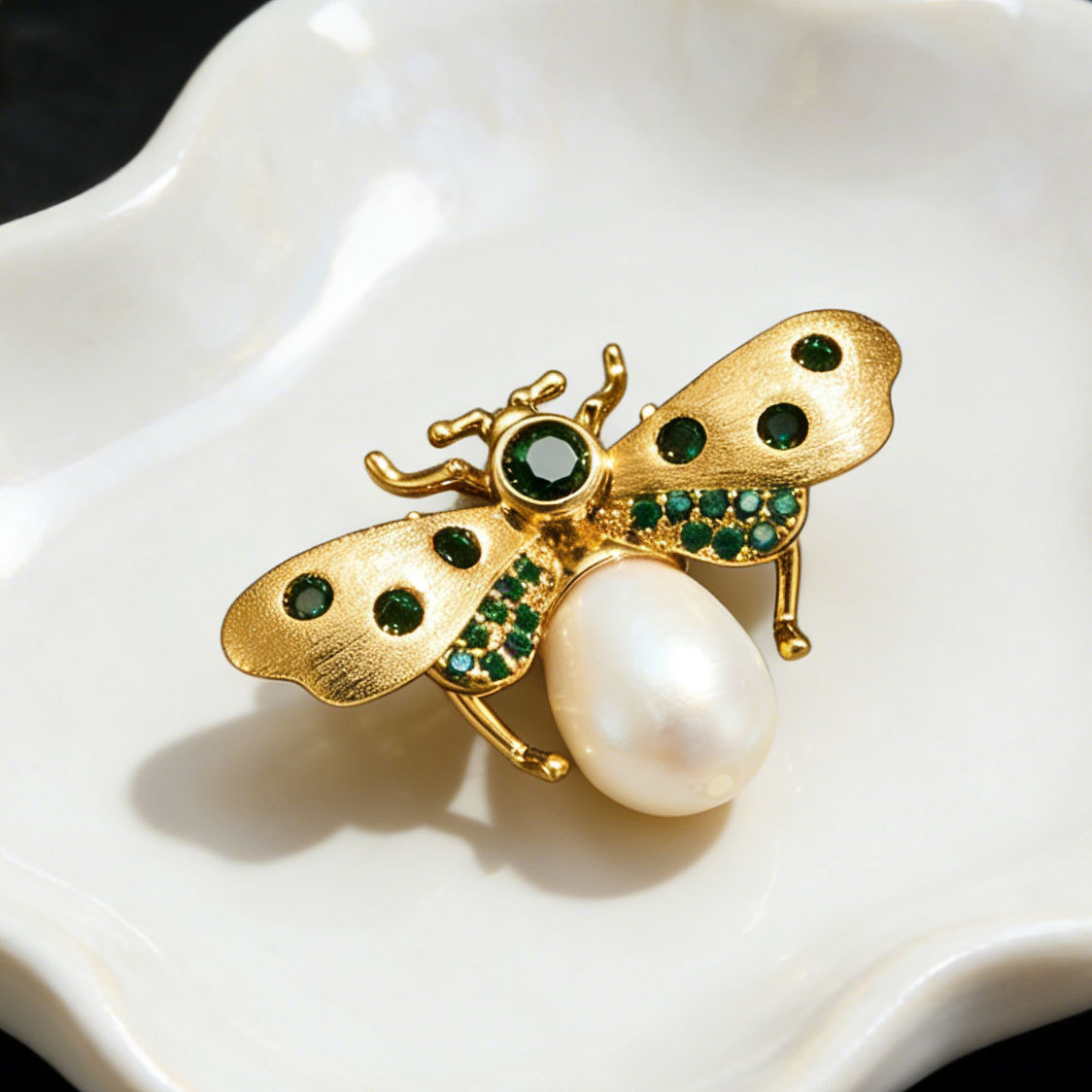 Dynamic and high-end brushed gold bee brooch, copper alloy, real gold electroplated, slightly inlaid zircon freshwater pearl brooch Application Scenario