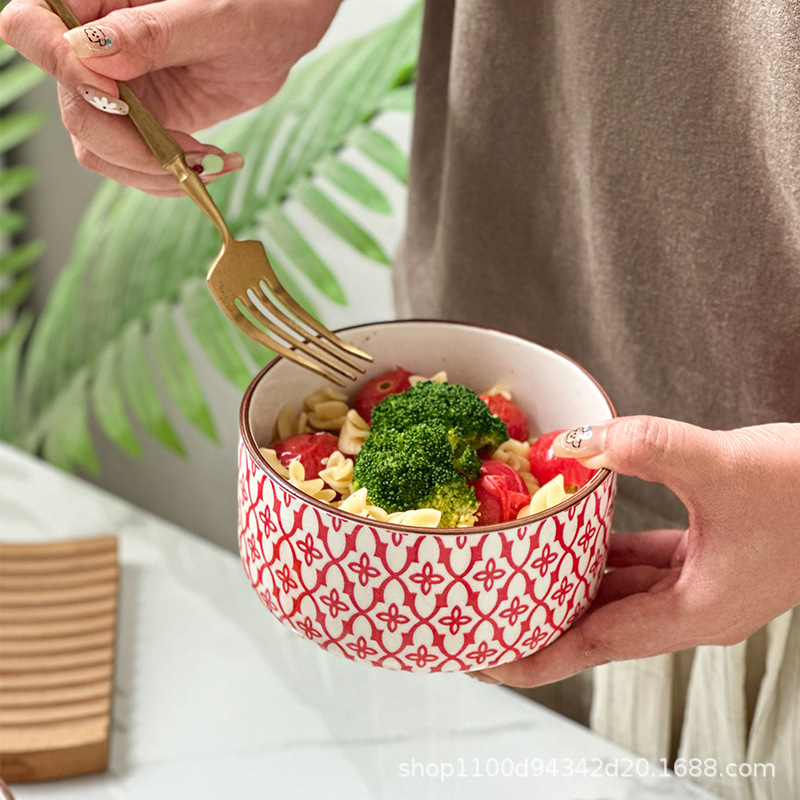 Ceramic lunch box, fresh-keeping box, round bento box with covered bowl, office worker lunch box, microwave oven heating, student instant noodle bowl Application Scenario