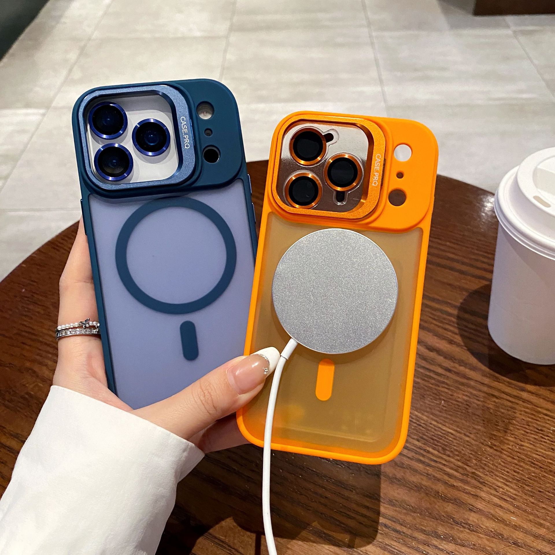 وتحمي هواتفهم التفاح المصنوعة من السليكون الرمادي الموضة مجموعات صغيرة من أغلفة السليكون البني غير القابلة للمطحن details Picture