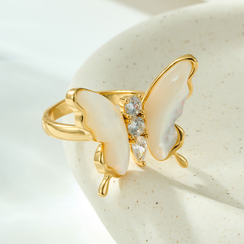 A dynamic and high-end natural mother-of-pearl butterfly opening ring, made of copper alloy and set with zirconium, exquisitely adjustable index finger ring