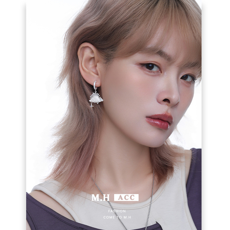 Cloud Gap Flying Crane Stud Earrings, a unique and versatile design with a high-end feel for women in an Instagram style. Original cloud earrings, 925 silver needle earrings Specification image