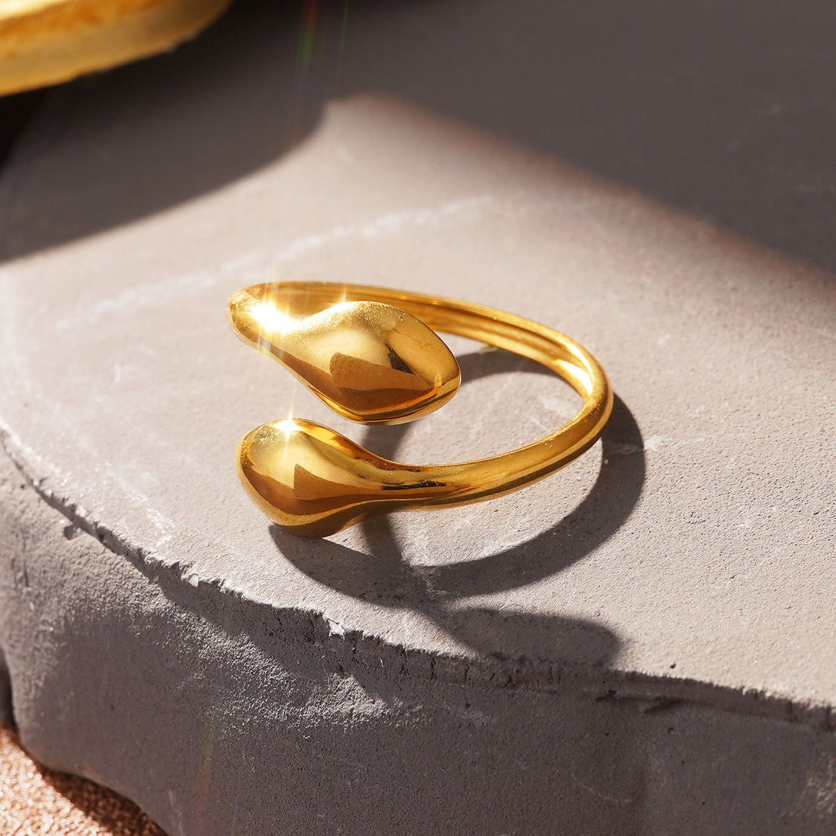 Cold and stylish stainless steel European and American ring, elegant lines, cross-border design, high-end feel, gold jewelry wholesale Specification image