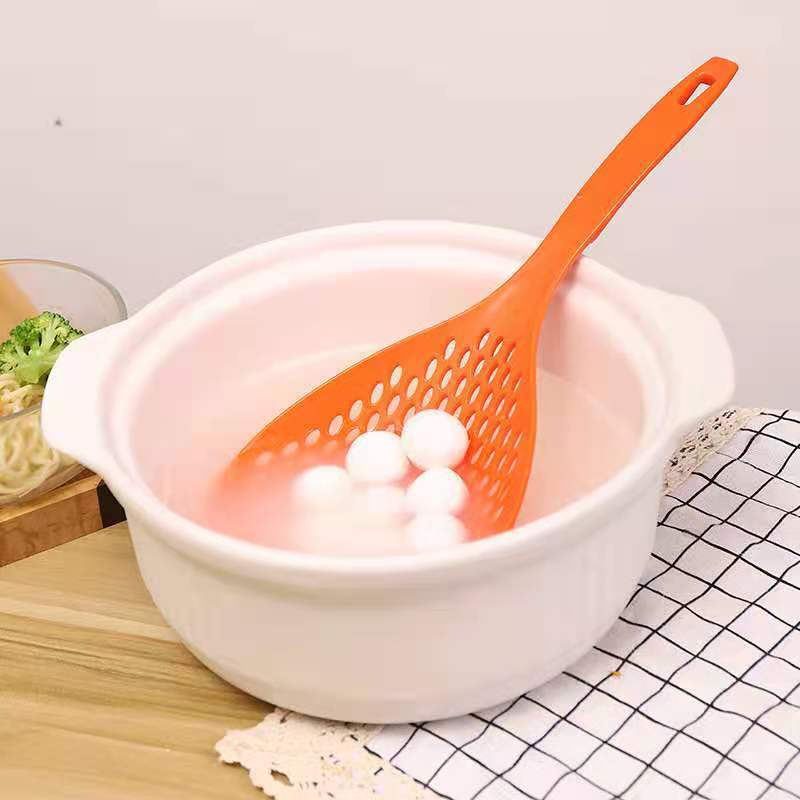 Large strainer spoon for scooping dumplings, noodles and rice noodles, draining spoon, kitchen draining long-handled filter screen strainer spoon manufacturer wholesale spoon