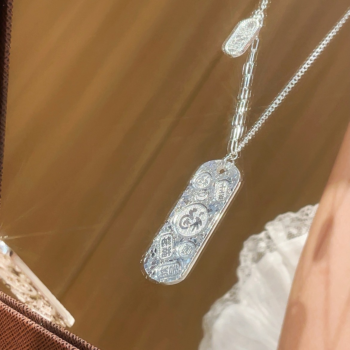 Copper-plated Miao silver, Tibetan silver, Jiyan brand broken ice necklace, Fu brand pendant and other silver-plated accessories are versatile and stylish, exuding a touch of light luxury details Picture