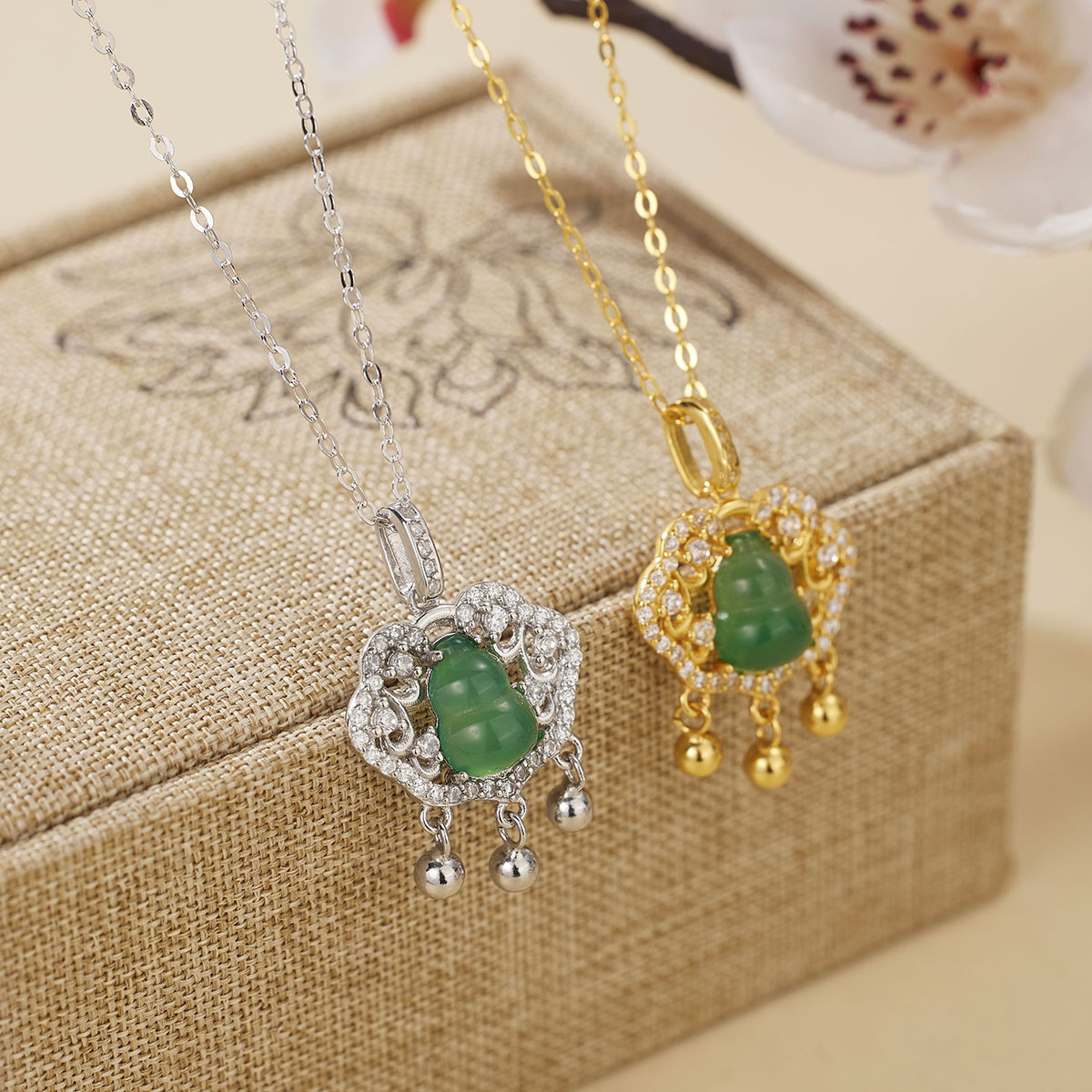 The new Xiangyun Ruyi Peace Lock necklace is inlaid with gourd chalcedony and features a ethnic-style female collarbone chain Application Scenario