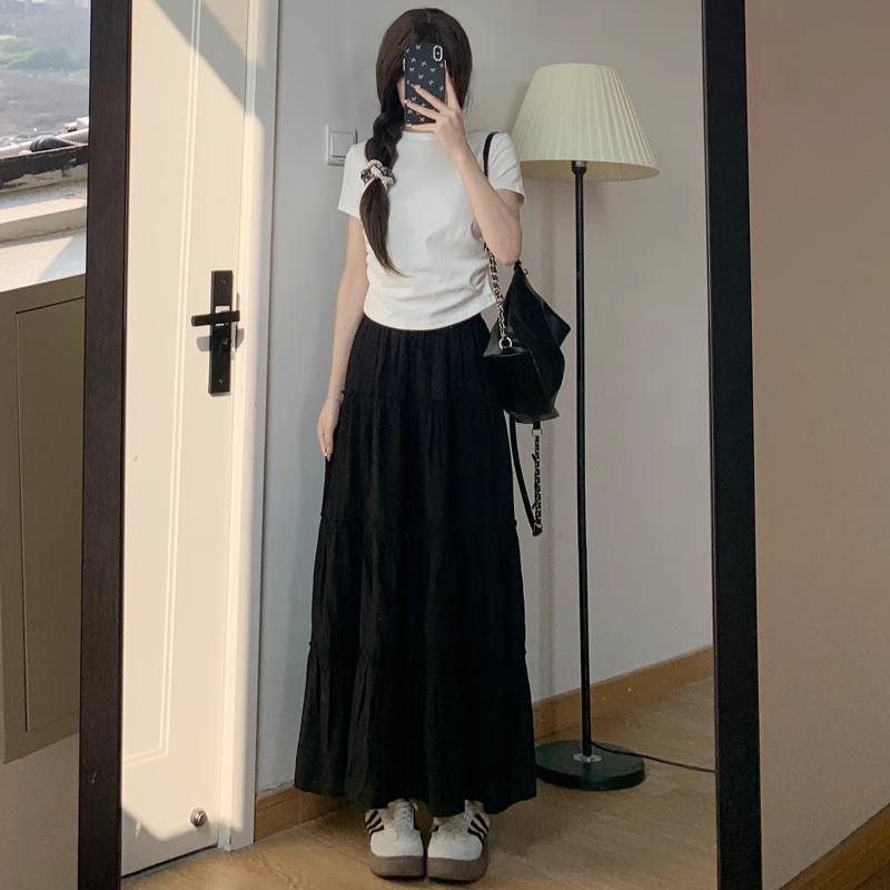 The new Korean-style gentle dress of Spring and Autumn features a high-waisted, slimming and versatile skirt with a stretched-waist midlength Application Scenario