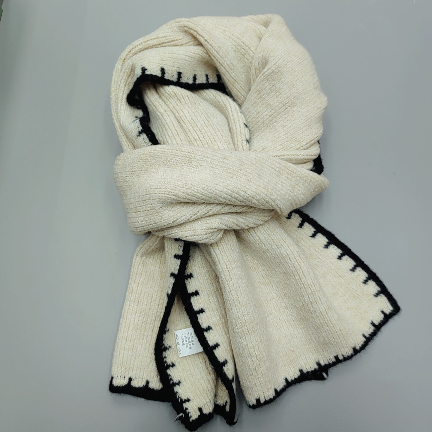 The new Korean version of the lockstitch knitted woolen scarf is a solid color in winter with a chanel-style Christmas atmosphere. It is a soft and glutinous scarf Specification image