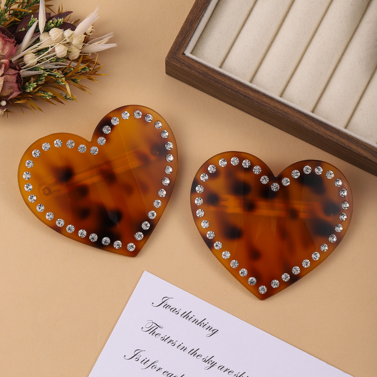 Cross-border European and American fashion heart-shaped spring clip, diamond-encrusted leopard print one-shoulder clip, simple and versatile bangs clip, ins style hair accessory Application Scenario