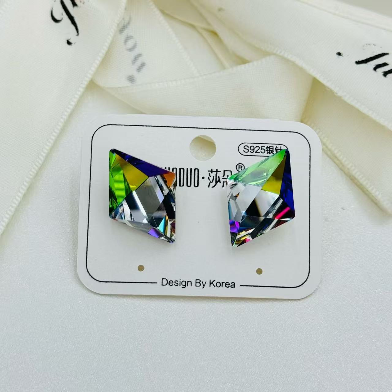 Pendientes de plata de cristal austriaco moda de las mujeres simple han sistema de diseño sensación de cristal en forma de orejas luz de lujo orejas Application Scenario