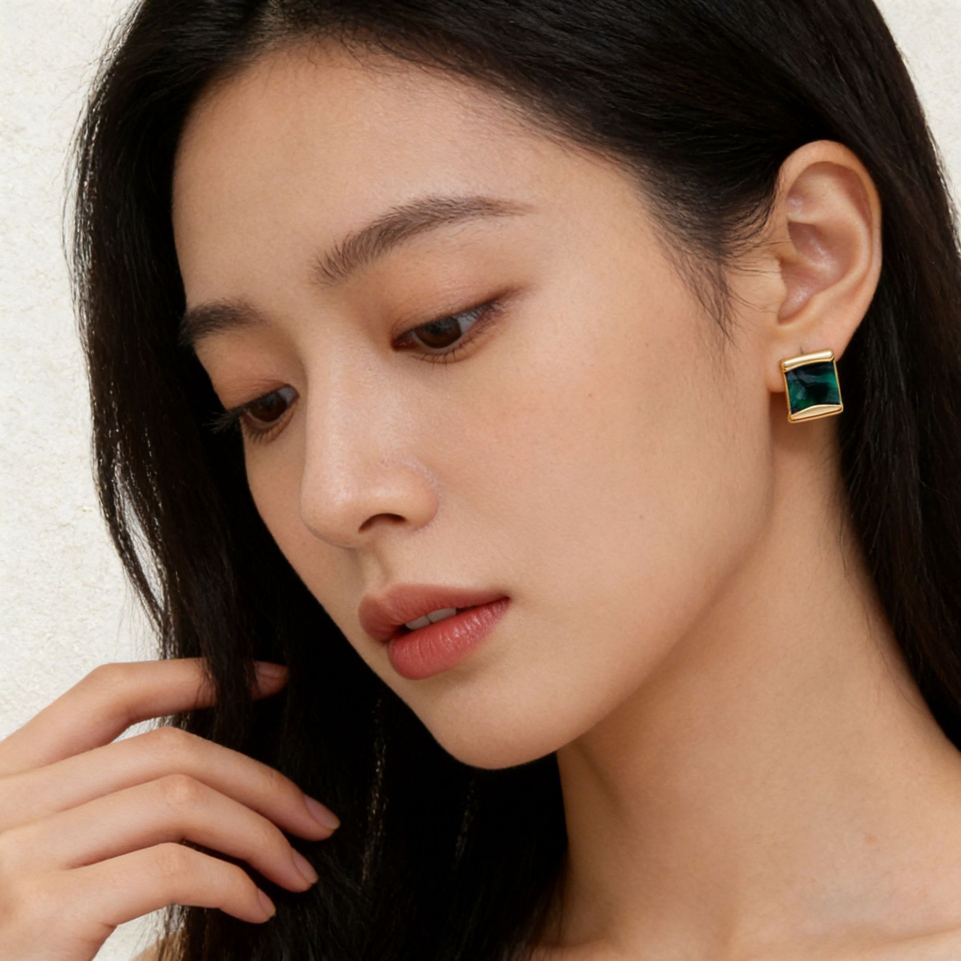 Hyacinth's light luxury, retro and high-end green earrings, women's niche geometric square stud earrings, fashionable, individual, elegant and versatile earrings