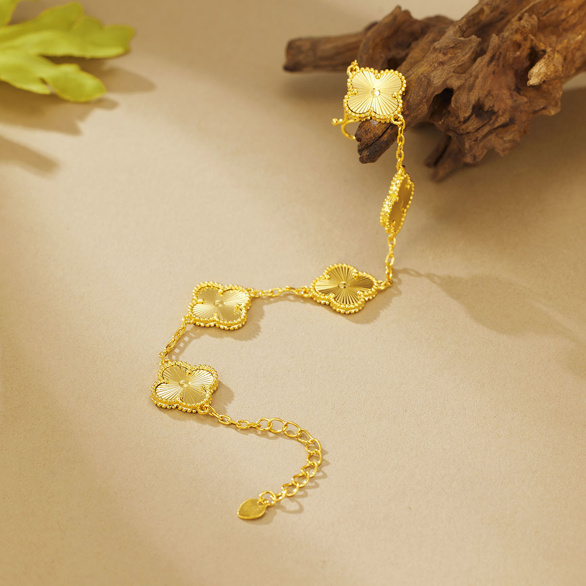 Premium sand gold five-flower clover bracelet for women, high-end and exquisite four-leaf clover bracelet, cross-border manufacturer wholesale Specification drawing
