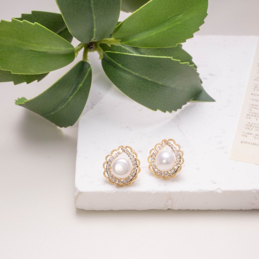 Xuhui brand's new copper-plated real gold InS-style sweet hollowed-out lace freshwater pearl stud earrings, elegant 925 sterling silver needle earrings details Picture