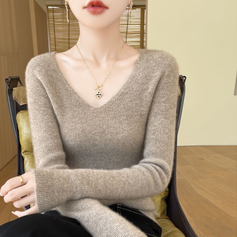 This autumn and winter new style of wool sweater features a V-neck that is slimming and versatile. It is a long-sleeved, casual and elegant sweater with a base layer of knitted sweater for women Application Scenario
