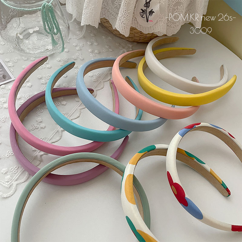 The Korean-style satin solid color daily hairband is versatile and can be worn with an outer hairpin. It's a sweet high-head headband and headwear for girls Specification image