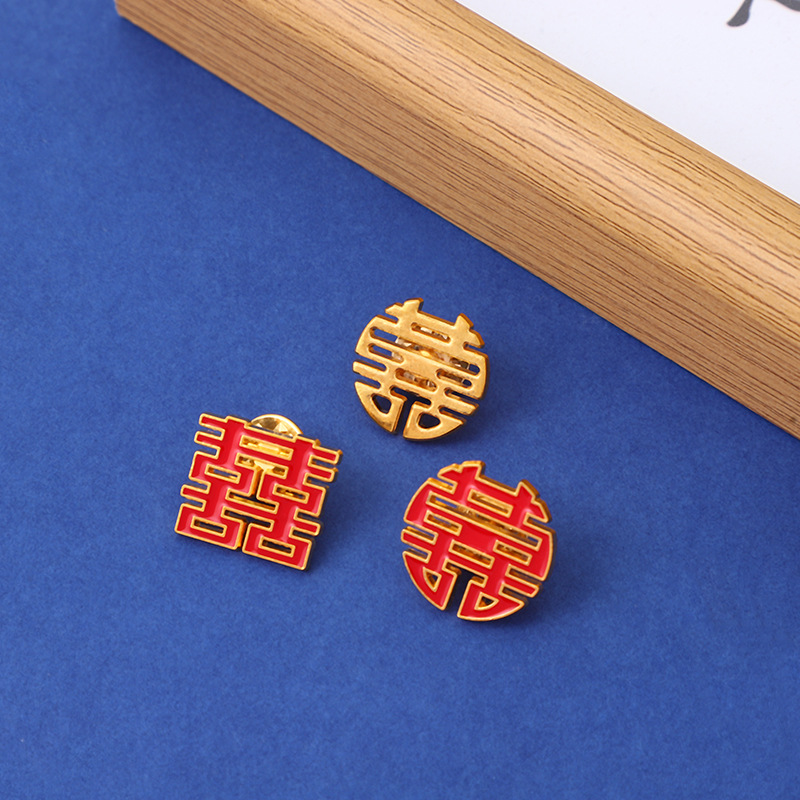 Chinese-style bride's wedding brooch, cross-border heart-shaped alloy red badge, new Chinese-style gift decoration Specification drawing