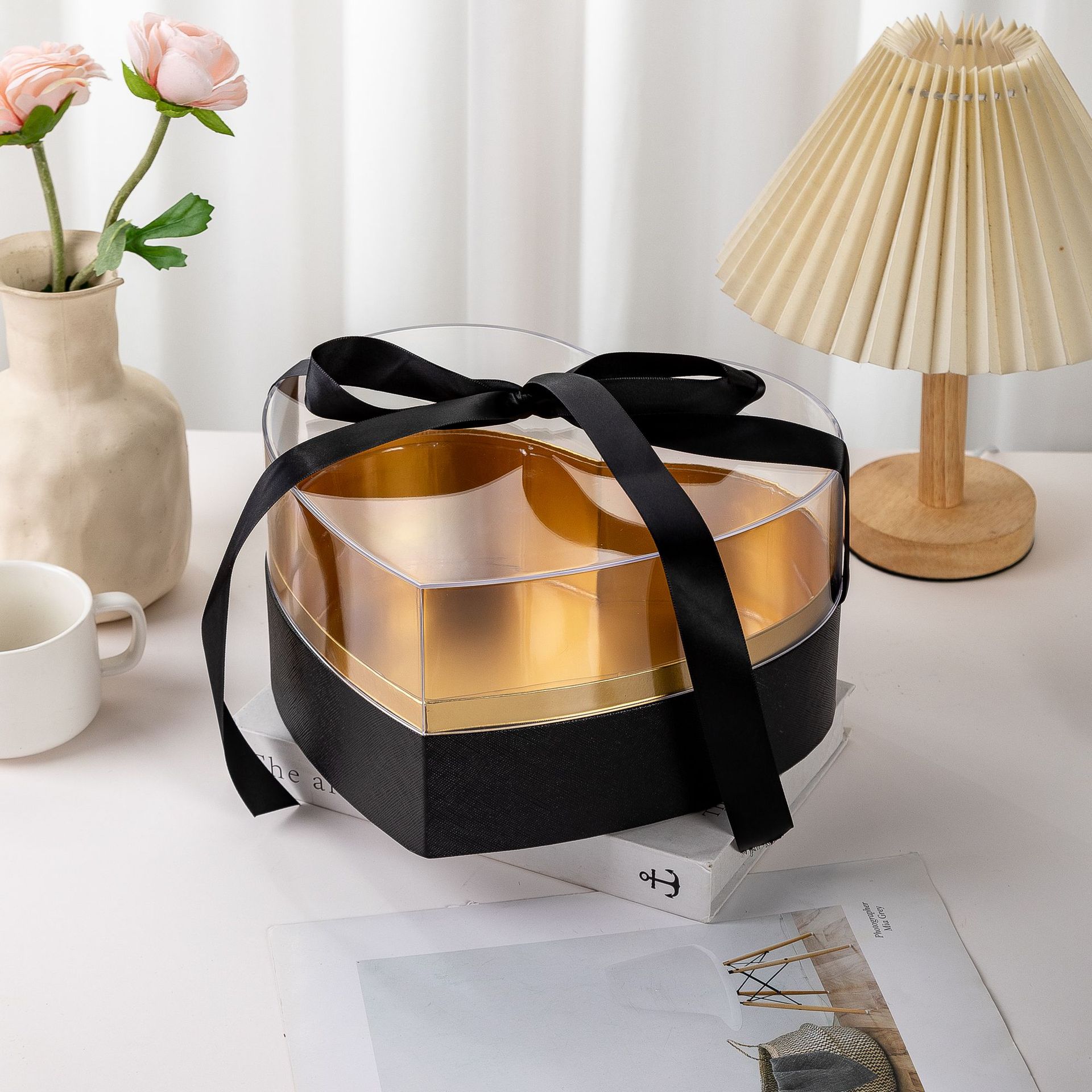 Transparent lid, golden lining, black ribbon, one-piece gift box, souvenir packaging paper