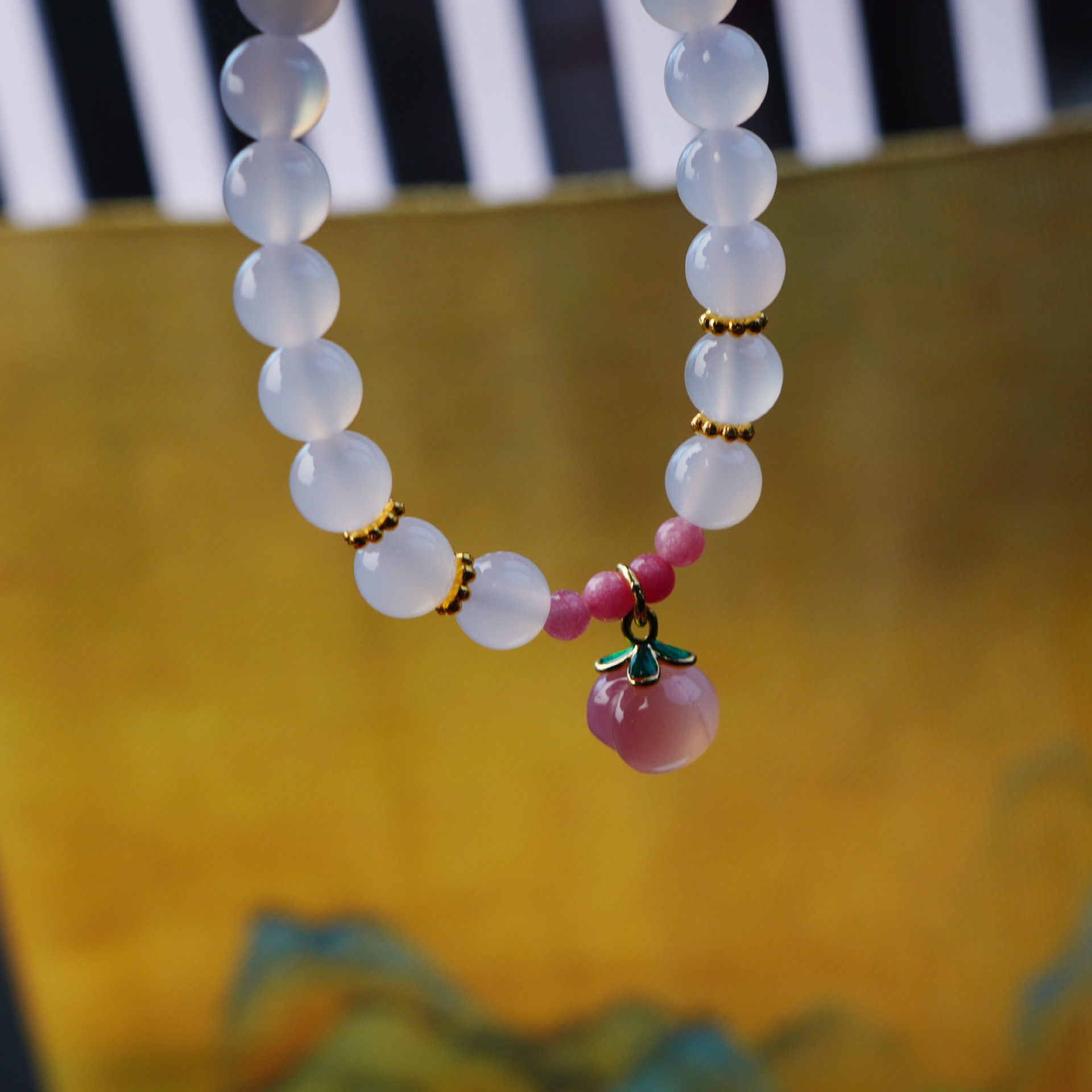 Tipo de hielo natural brazalete de ágata blanca para mujeres con colgante de melocotón dulce pincho de mano fresco y dulce mejor amiga decoración de mano regalo Application Scenario