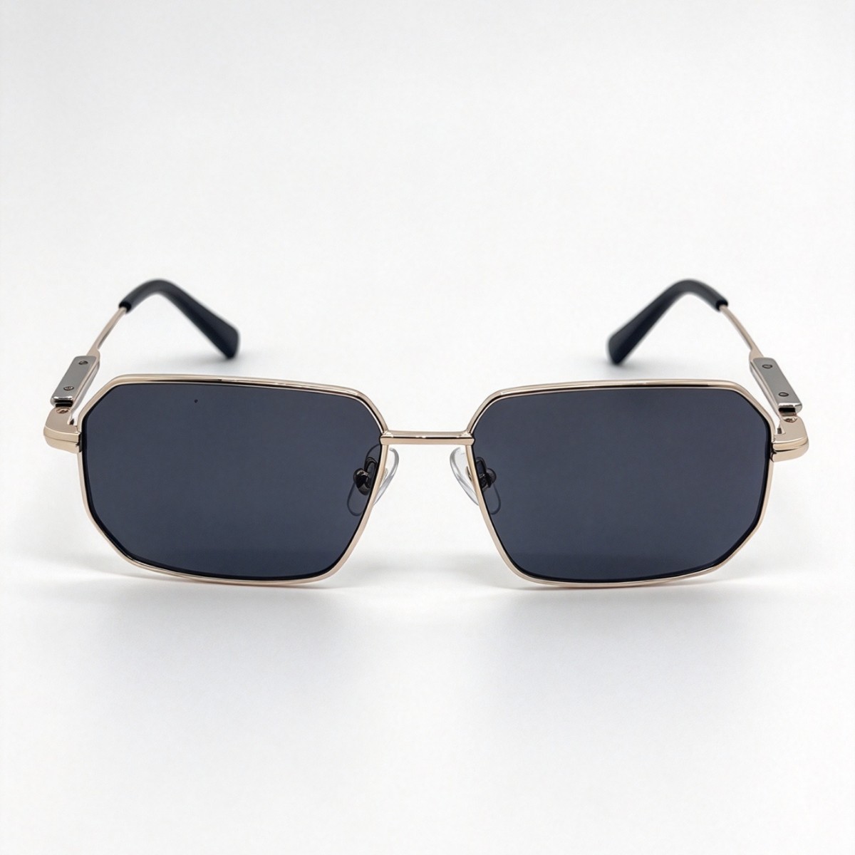Square-framed metal sunglasses for men and women are fashionable and trendy business glasses with side decoration and temple decoration. They are retro and personalized sunglasses details Picture