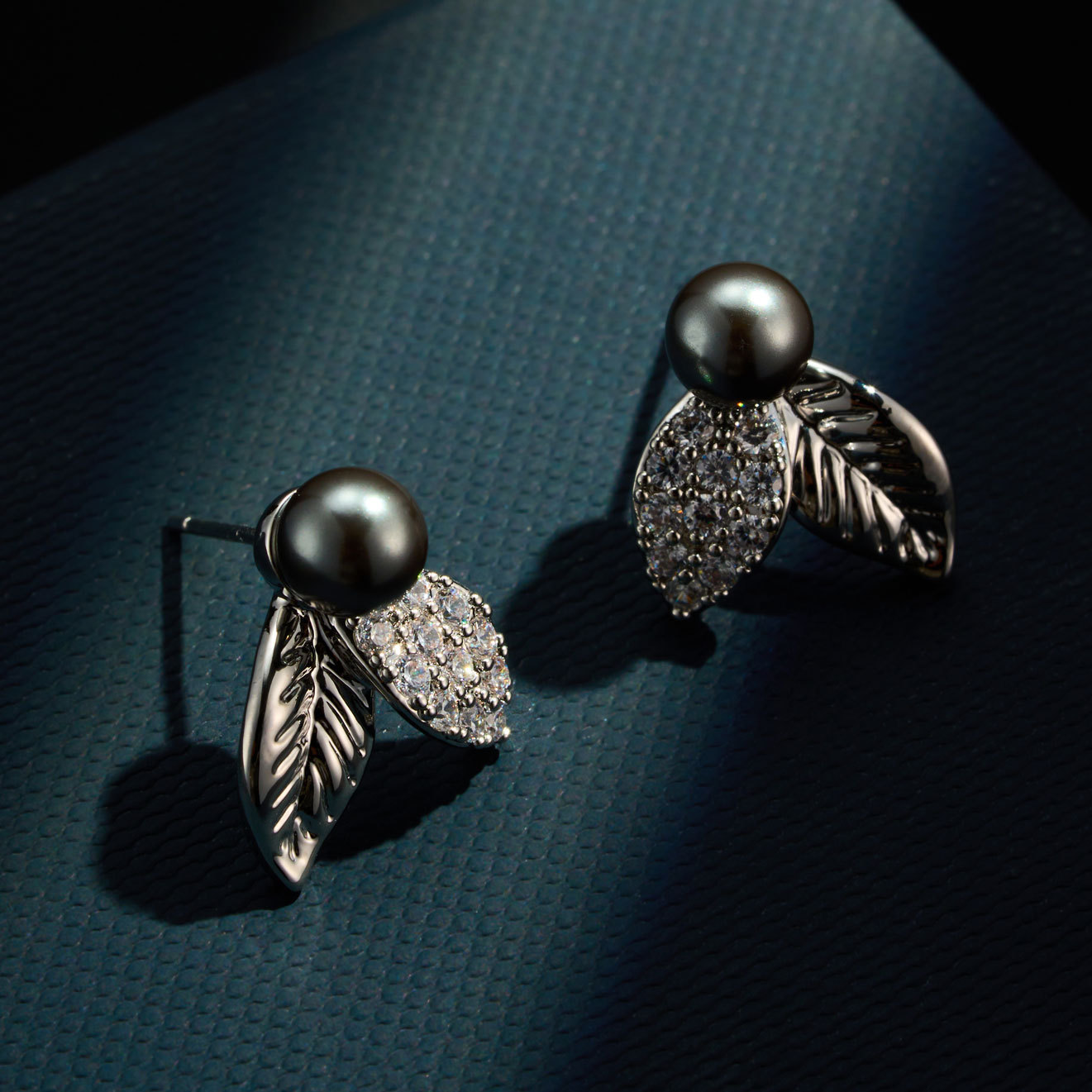 Simples y versátiles perlas de dos hojas pendientes de aleación de cobre micro incrustado con circonio S925 agujas de plata premium sensación exquisita commuter orejas Application Scenario