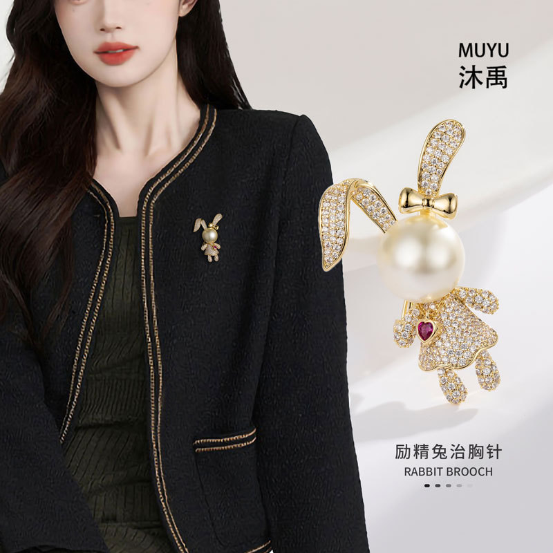 Cute pearl little rabbit brooch, New Year of the Rabbit gift, suit sweater pin accessory, fashionable and versatile brooch