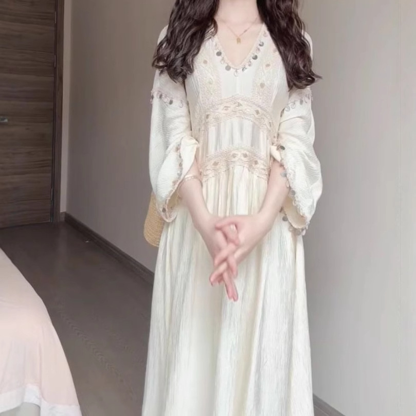 法式白色蕾丝拼接V领连衣裙海边度假气质长裙韩系独特绝美小裙子