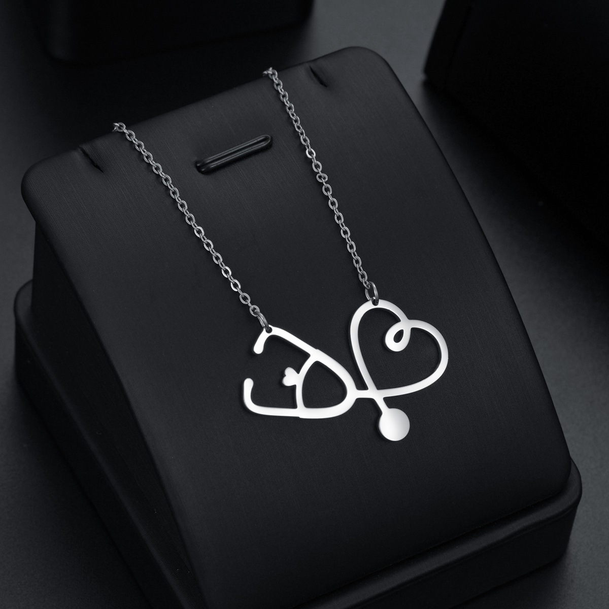 Cross-border best-selling jewelry supply: LOVE Heart-shaped titanium steel women's necklace, heart-shaped pendant, wholesale sweater chain Application Scenario