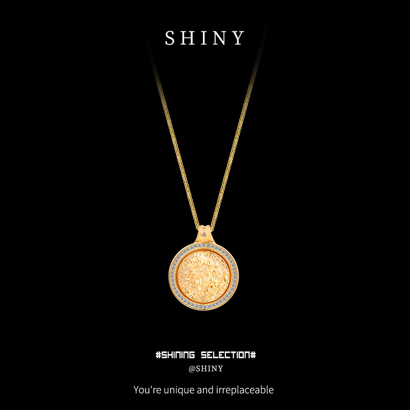 A rotatable diamond-encrusted eight-treasure compass necklace with a high-end and light luxury collarbone chain, a new Chinese-style heavy jewelry for women. A gift for your girlfriend Application Scenario