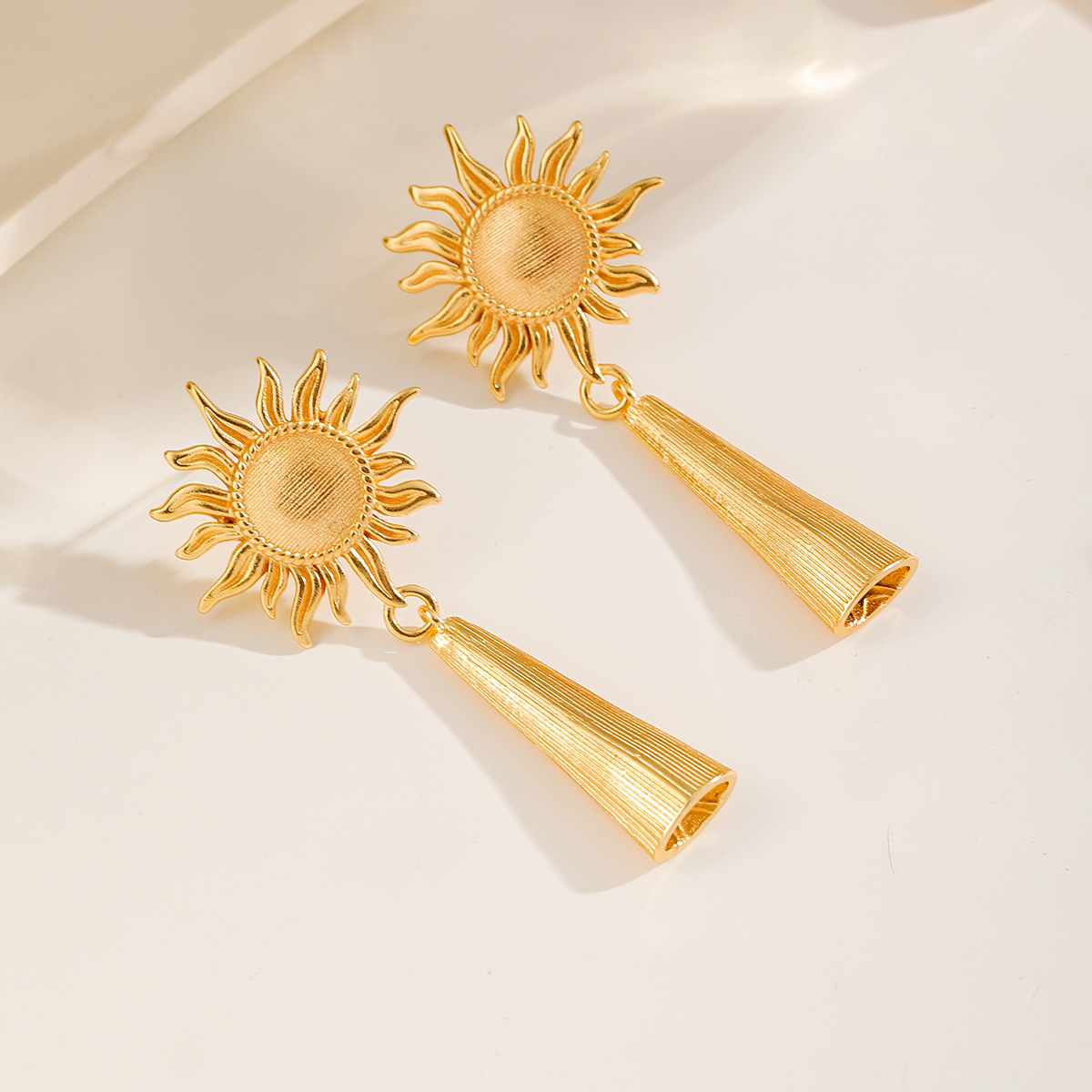 Nasha Cross-border exclusive copper-plated 18K real gold sunrise tassel earrings for women, casual and versatile earrings, exuding a sense of elegance and sophistication details Picture