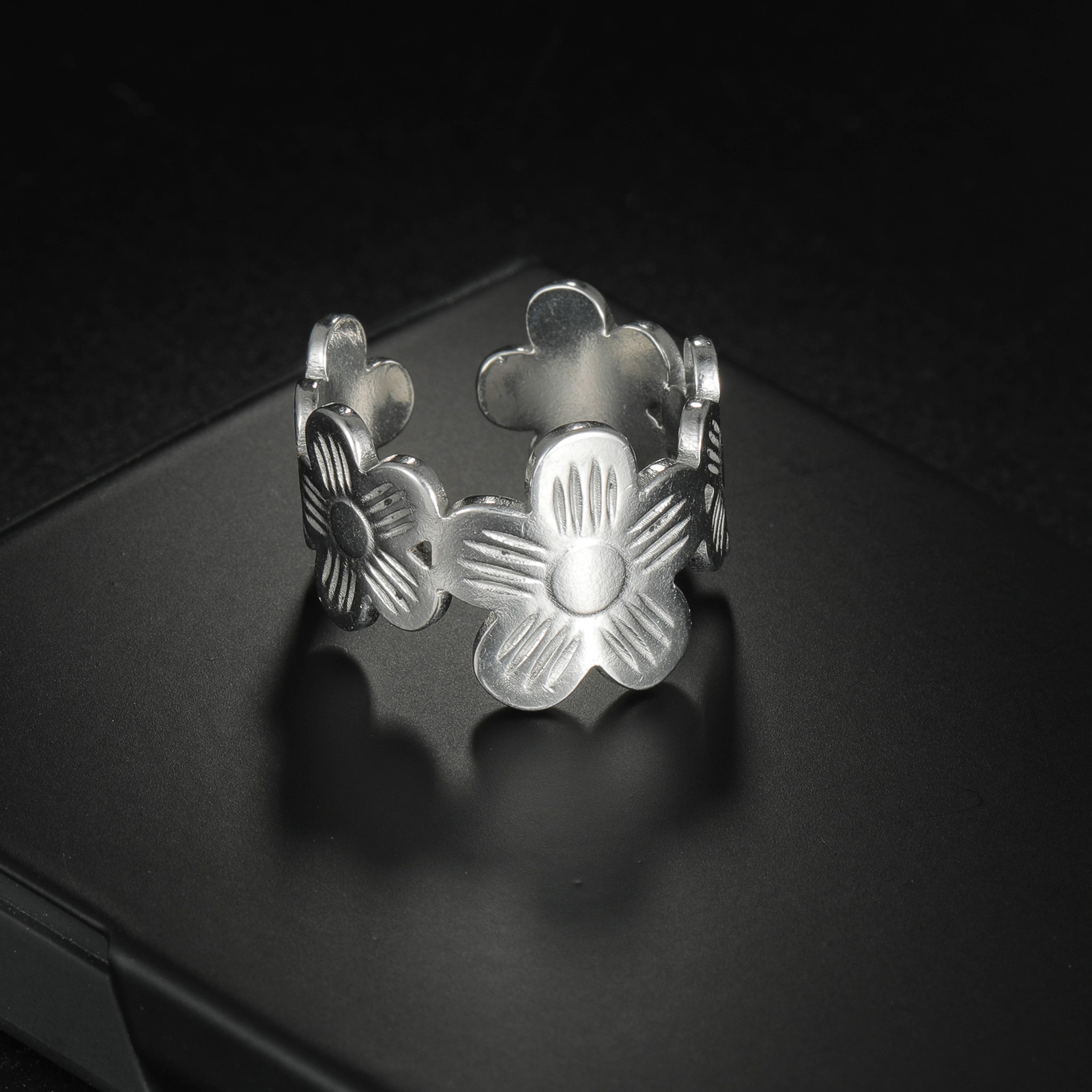 Wholesale of stainless steel rings for cross-border trade in Europe and America, women's flower opening rings, niche, elegant and simple titanium steel rings details Picture
