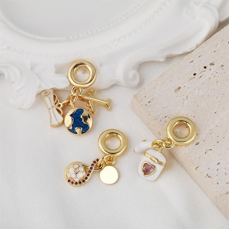 Wholesale of popular new copper-plated 18K real gold inlaid zircon pendants in Europe and America, featuring a light luxury, niche design and a sense of high-end accessories full figure