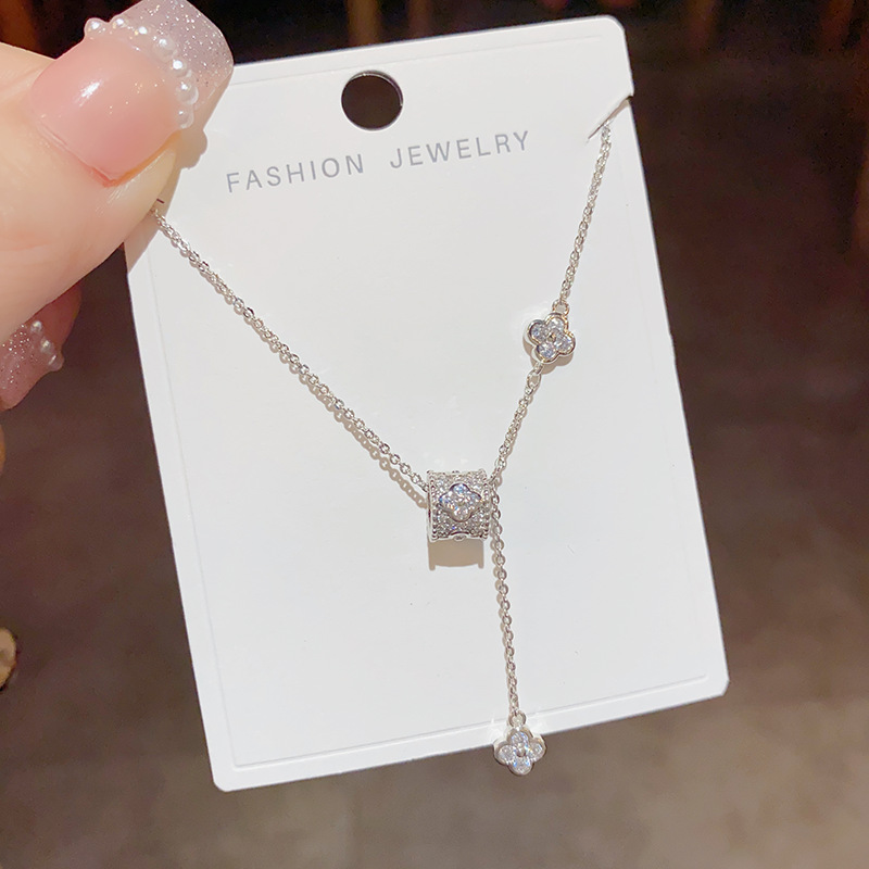 The light luxury and niche design exudes a sense of sophistication. The small waist four-leaf flower necklace with tassels is sweet and elegant, fashionable and versatile. It's a collarbone chain Application Scenario