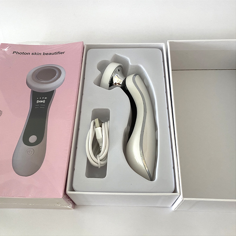 Handheld microcurrent beauty device, facial cleansing device, microcurrent massage, constant temperature hot compress device, high-frequency vibration induction device Application Scenario