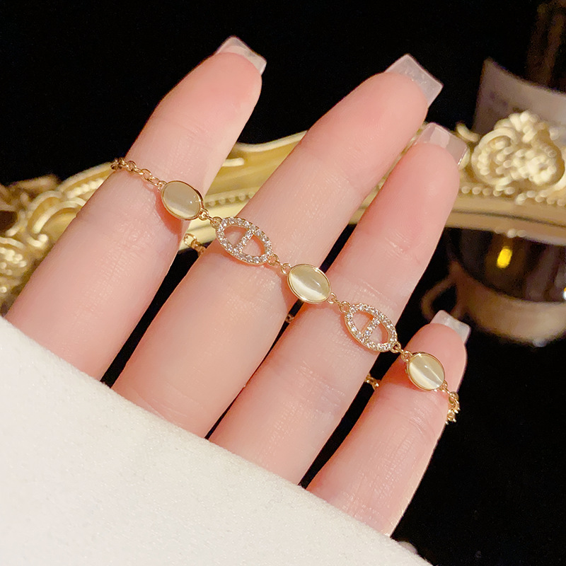 This is a popular, simple and light luxury Instagram cat's eye stone oval bracelet with a retro, fashionable and high-end feel. It is a niche design jewelry