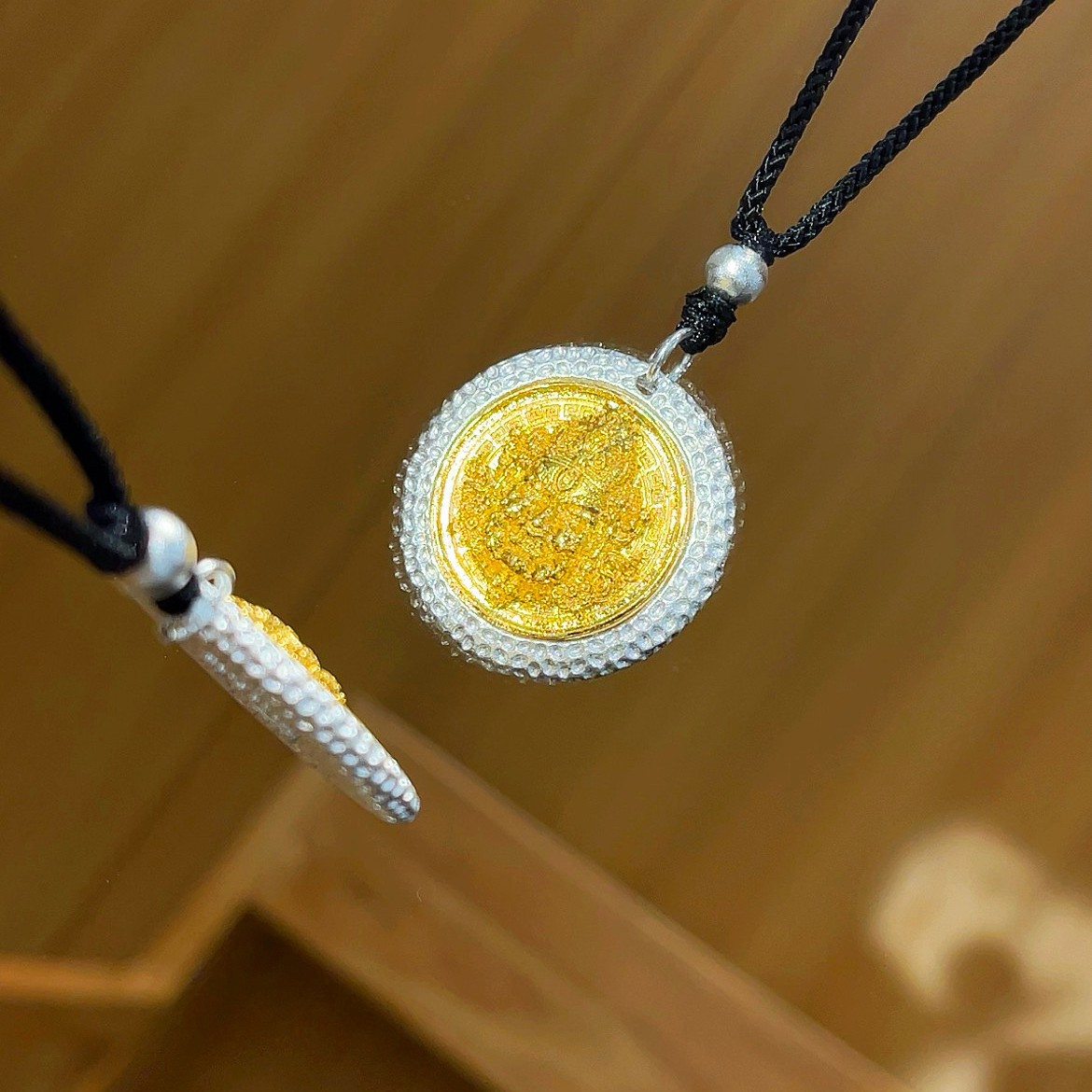 铜镀苗银藏传文化金银撞色黄财神吊坠复古民族风个性重工设计项链产品图