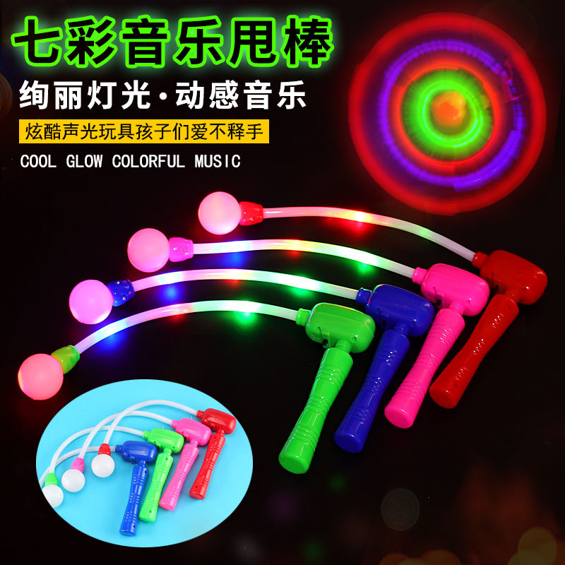 Glowing music sticks, flashing sticks, shaking sticks, flashing shaking sticks, magic sticks, and street vendors are selling like hotcakes
