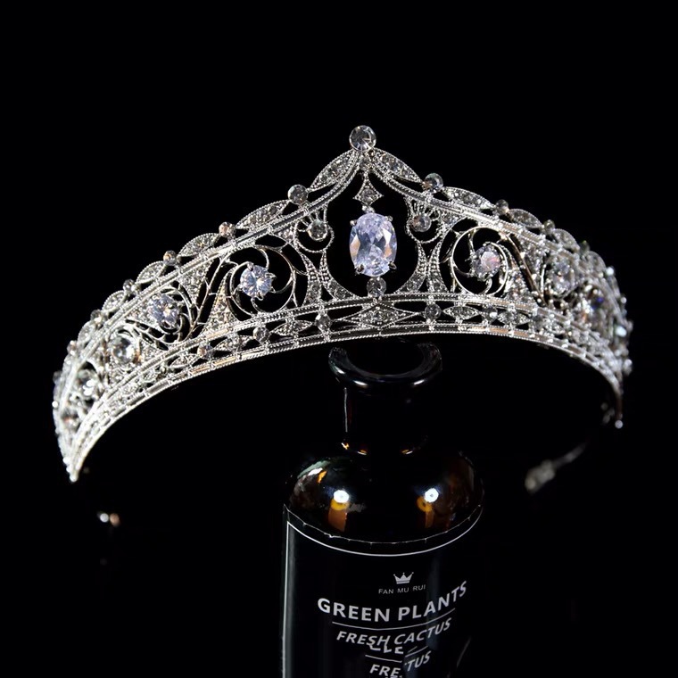 European and American retro Baroque full diamond crown bride headwear, crown wedding birthday princess hair band Application Scenario
