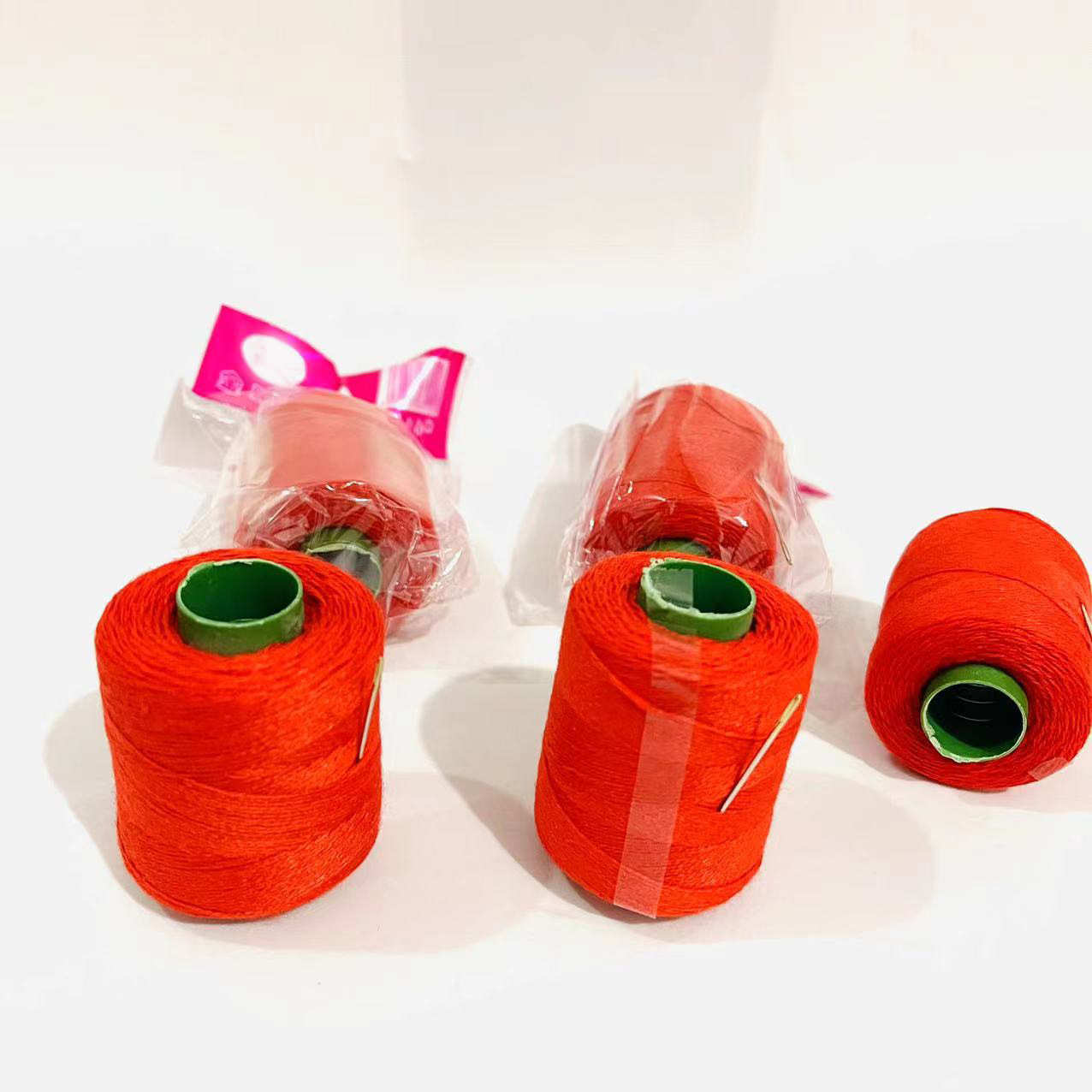 Small rolls of household sewing thread, hand sewing thread, sewing clothes, red small rolls of thread with needle, one yuan supply details Picture