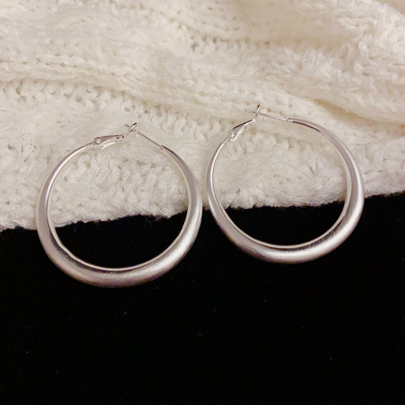 s925 Silver needle personalized, fashionable and simple metal brushed circle earrings, versatile and elegant, light luxury and cold style ear rims Application Scenario