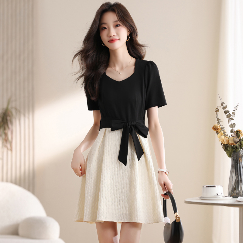 A white dress is a fashionable choice. A halter dress is a sexy women's dress. The fabric texture of the dress Application Scenario