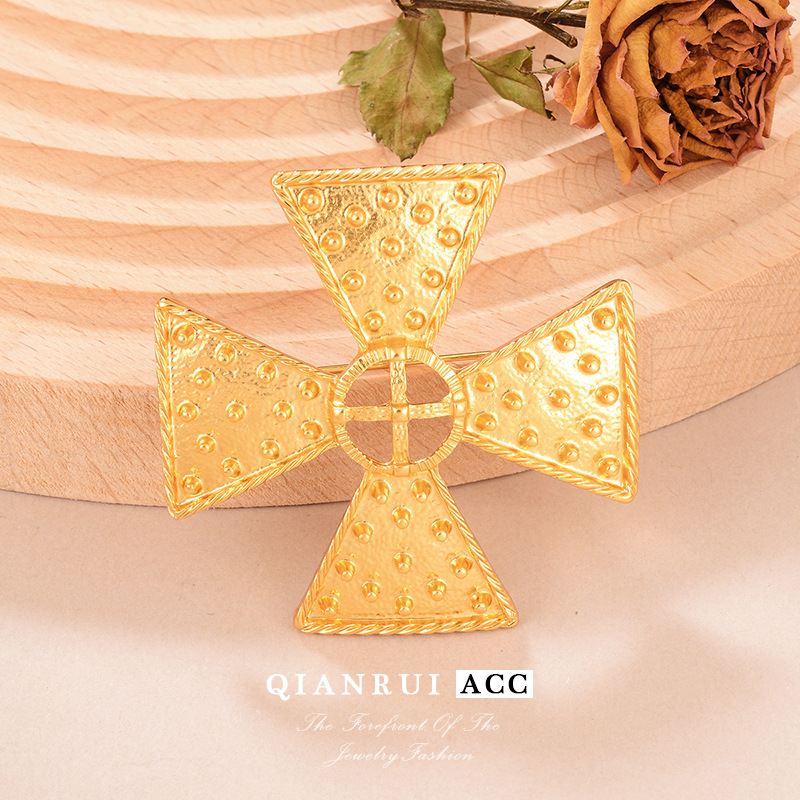 New wholesale vintage golden embossed metal texture brooches, pins and accessories with a cross shape, versatile and light luxury fashion Specification image