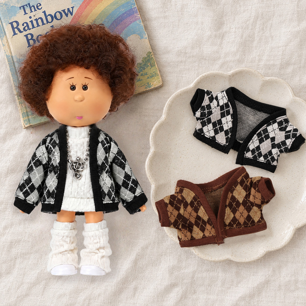 A variety of new baby clothes with diamond-patterned knitted vests and cardigans are available for selection and matching. They are in stock and available for wholesale at the factory of Sister Ga Zi