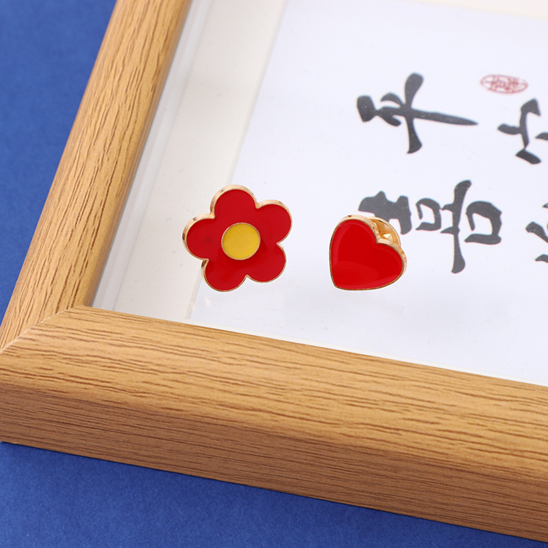 Chinese-style bride's wedding brooch, cross-border heart-shaped alloy red badge, new Chinese-style gift decoration Application Scenario