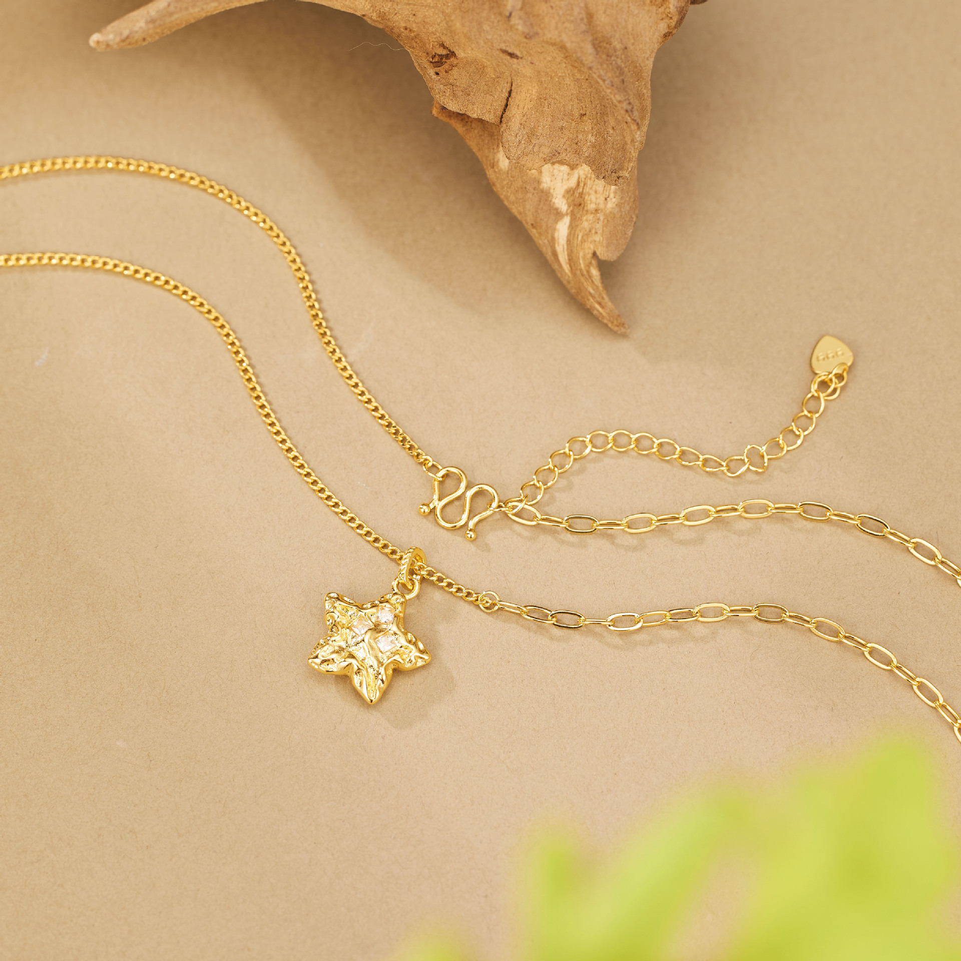 Copper gold-plated sand gold five-pointed star necklace for women, ancient hammer-patterned meteorite star pendant, golden Chinese trend collarbone chain gift Application Scenario