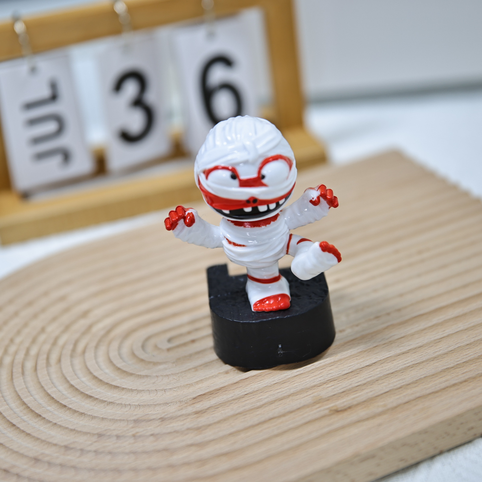 Cross-border new Halloween gift: Vehicle-mounted skeleton mummy figure-piece, solar-powered automatic swing, factory direct sales Item Picture