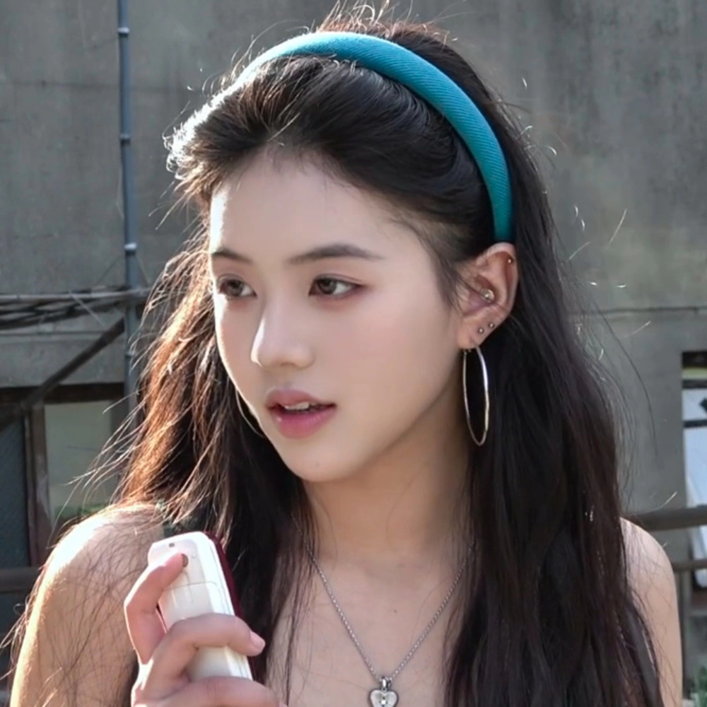 zoozmini lake blue sponge hair band is a versatile and fine headband accessory for women to wear on the outside of their heads Specification image