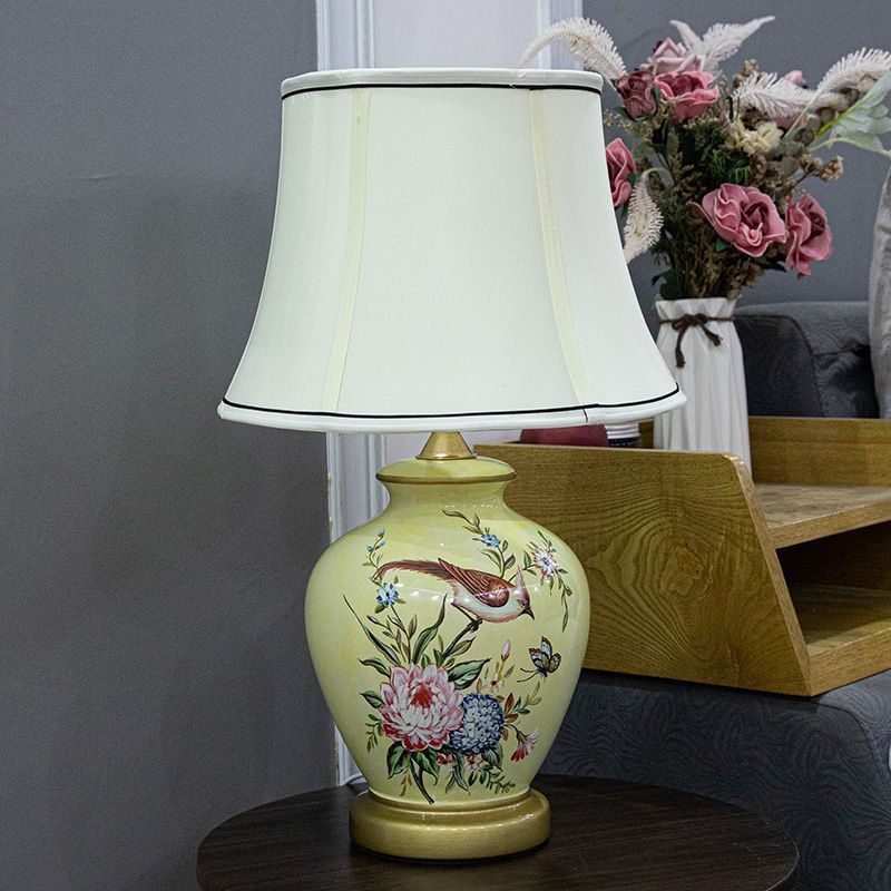 American country small table lamp, bedroom bedside lamp, European creative ceramic, simple modern living room, warm wedding room details Picture