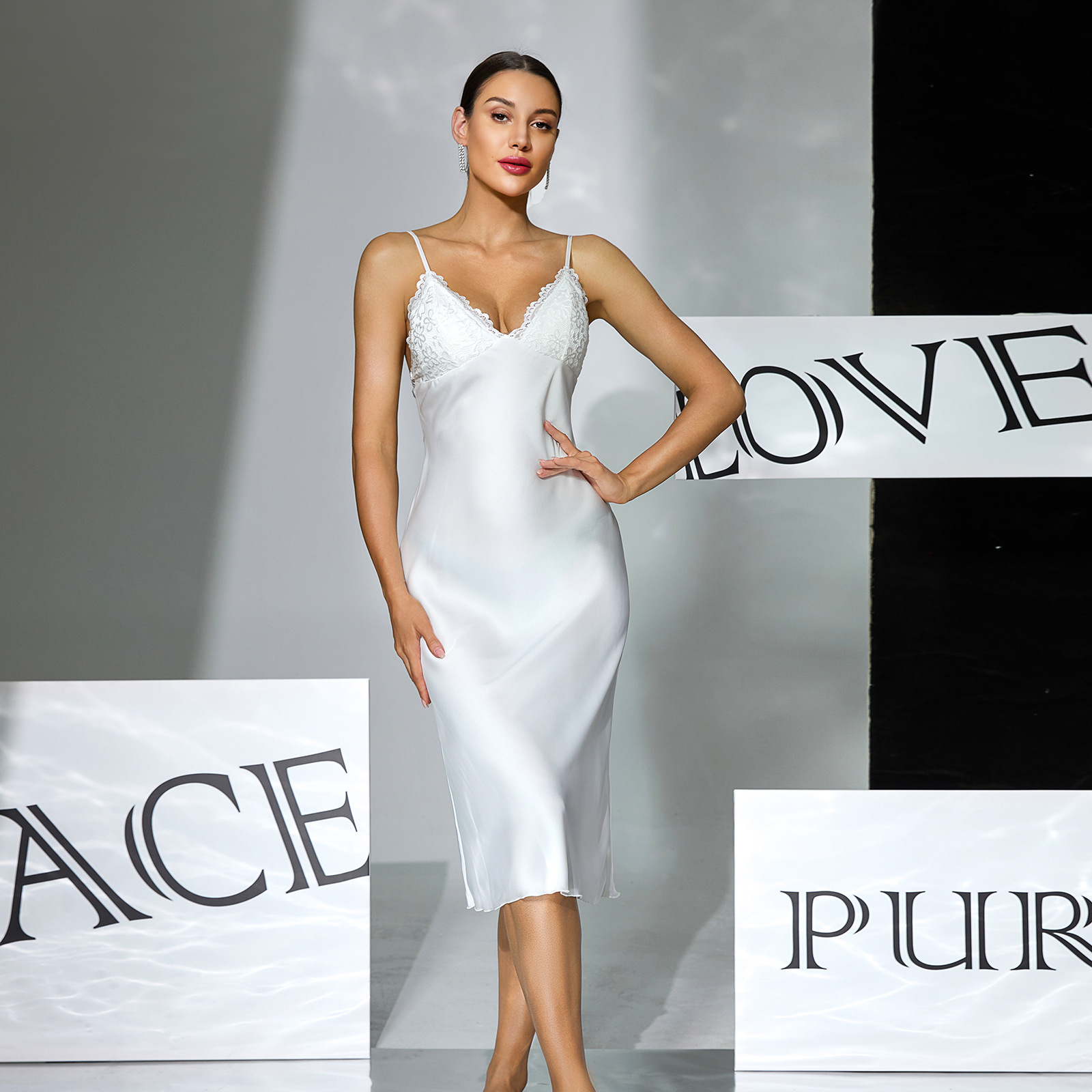 Two-piece set of white satin halter sleeping dress for export, detachable chest cushion mesh lace flared sleeve outer robe 1182 Application Scenario