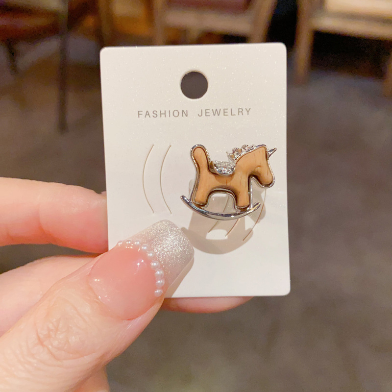 小众时尚设计感本命年木马耳骨夹气质轻奢简约可爱百搭无耳洞耳夹