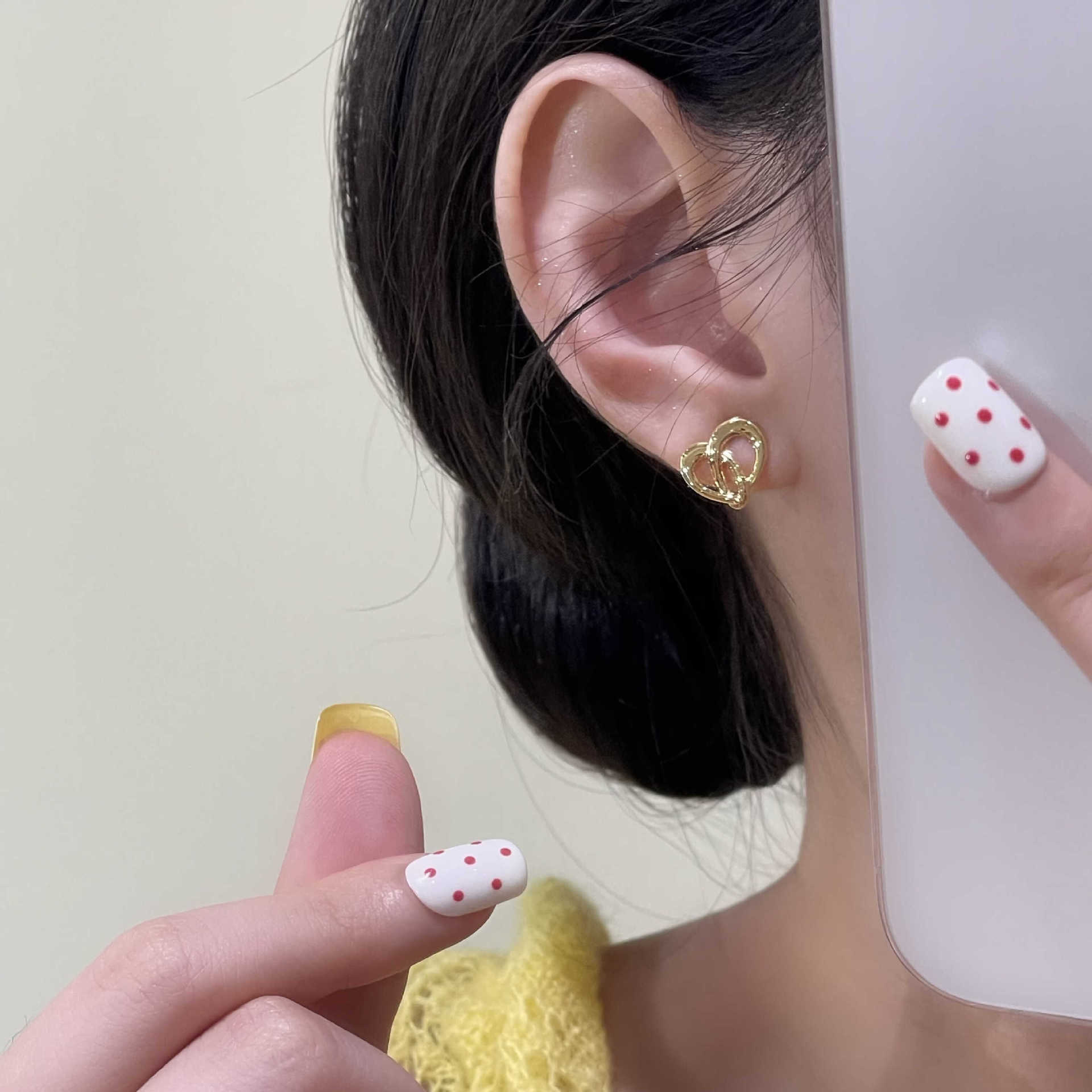 Twisted and small heart-shaped forest-themed ear studs, simple and elegant for women, versatile for commuting, cold style earrings, gentle and refined ear needles